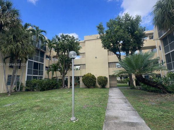 942 NE 199th St 2F, Miami FL 33179