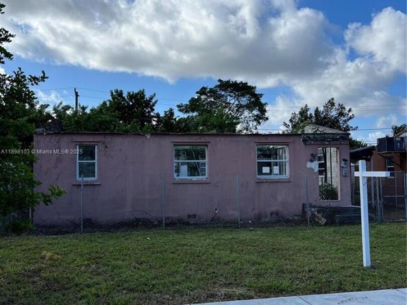 2122 Dewey St, Hollywood FL 33020