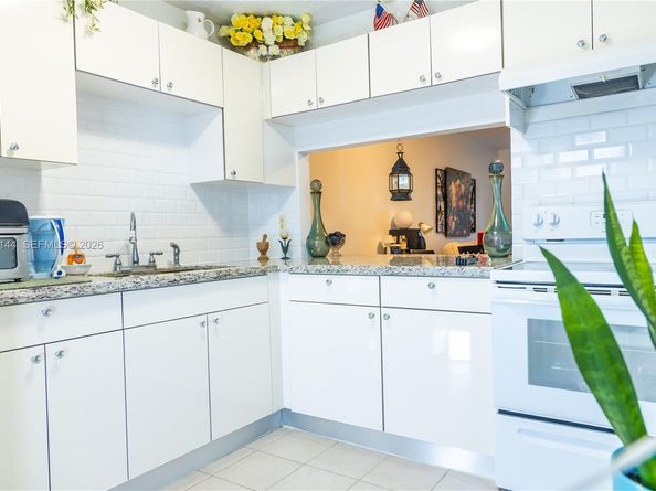 351 Cambridge Rd 107, Hollywood FL 33024