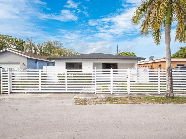 2221 Charleston St, Hollywood FL 33020