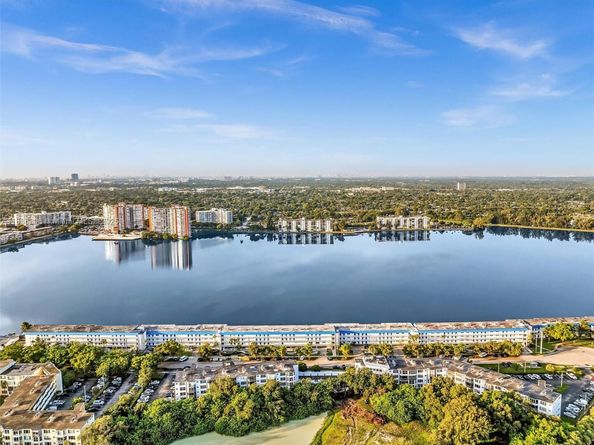 1170 NE 191st St 24, Miami FL 33179