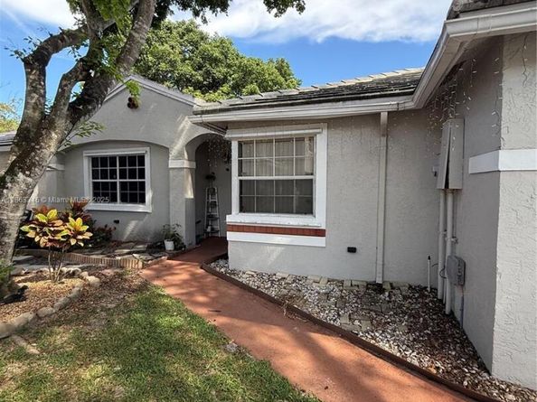 9834 NW 2nd Ct, Plantation FL 33324