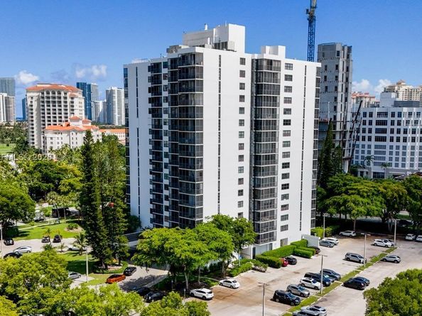20100 W Country Club Dr 504, Aventura FL 33180