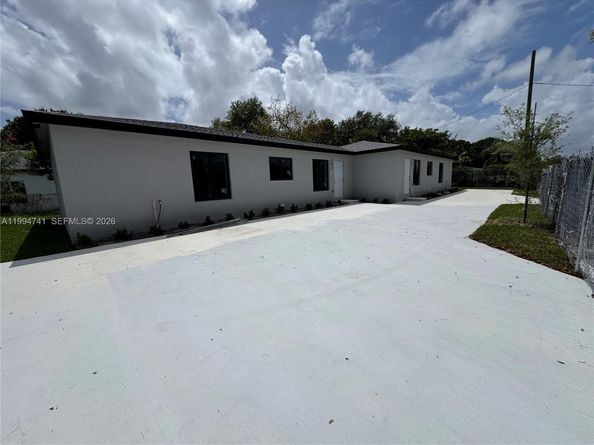 1112 NW 81st St, Miami FL 33150