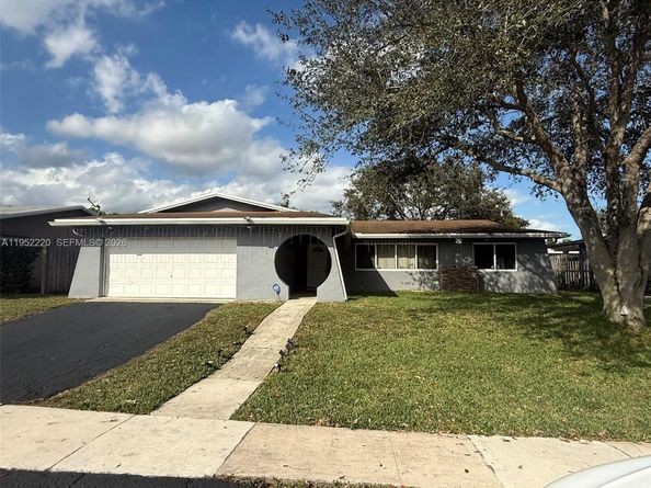 9511 NW 8th St, Pembroke Pines FL 33024