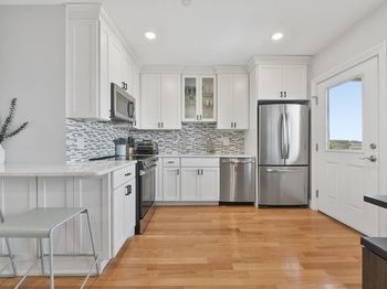 214-216 E Eagle St