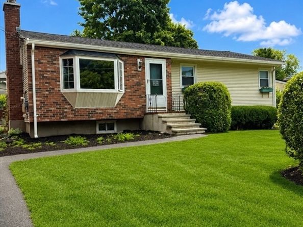 7 Hemlock Dr, Medway MA 02053
