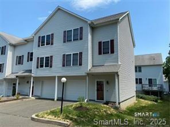 11 Mannions Lane APT 11, Danbury CT 06810