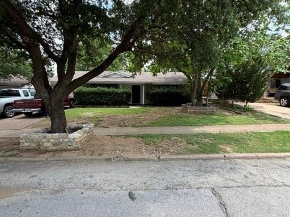 430 W Phillips Court , Grand Prairie Texas 75051