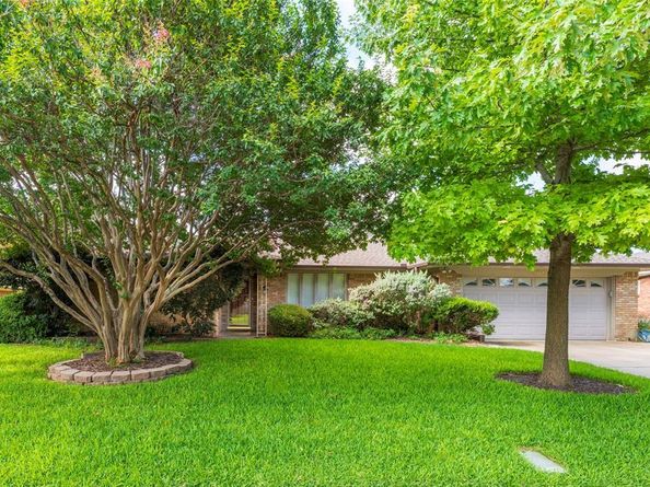 1008  Rocky Canyon Road , Arlington Texas 76012