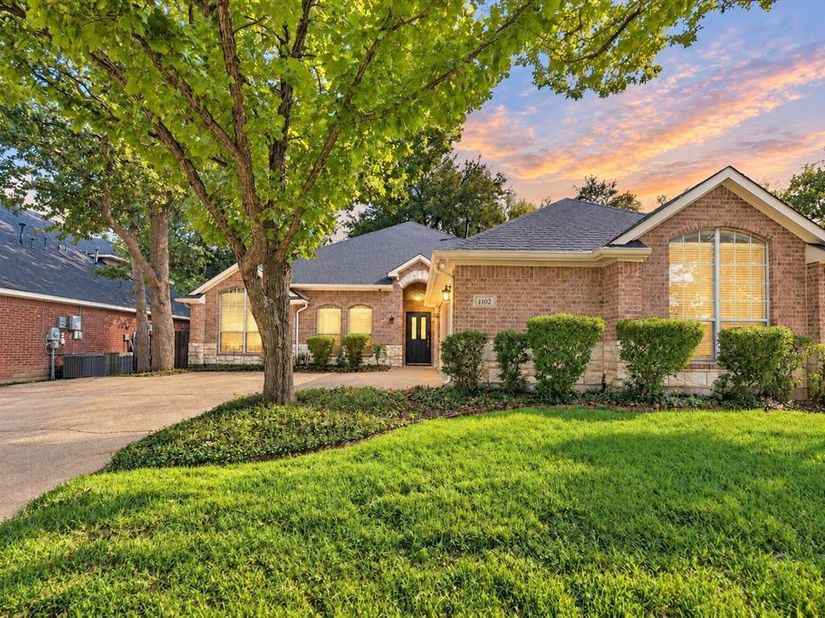 1102  Hartman Court , Arlington Texas 76006