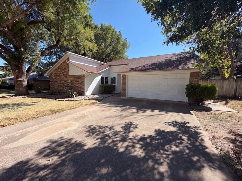 1208  Hillcrest Drive , Euless Texas 76039