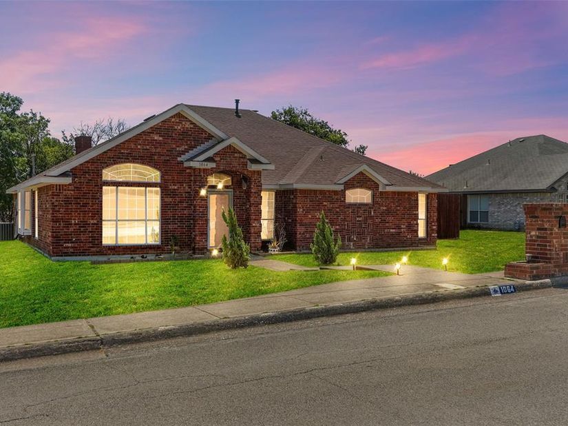 1064  The Meadows Parkway , DeSoto Texas 75115