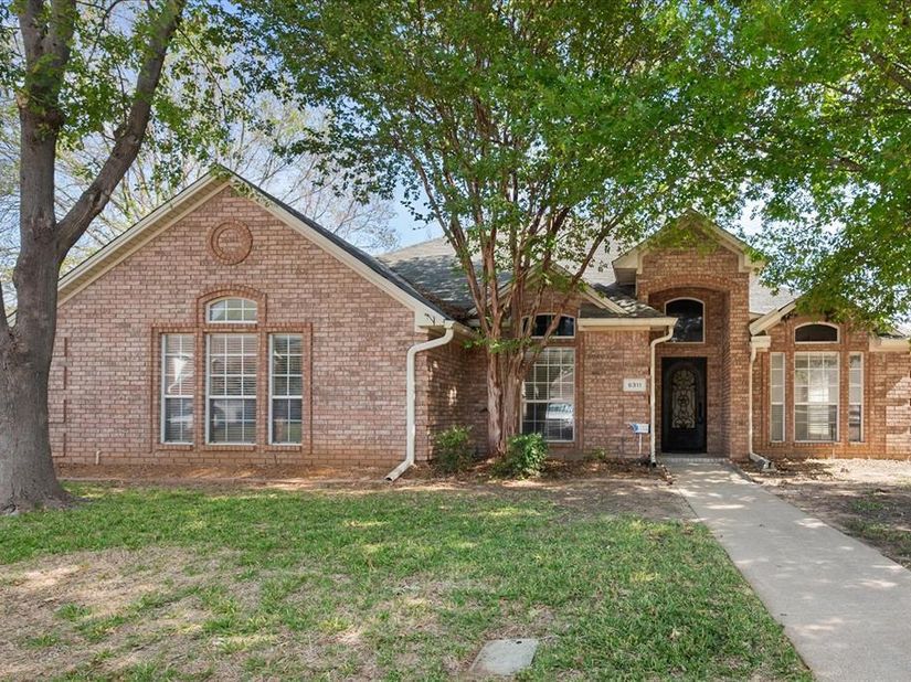 6311  Cobblestone Lane , Arlington Texas 76001