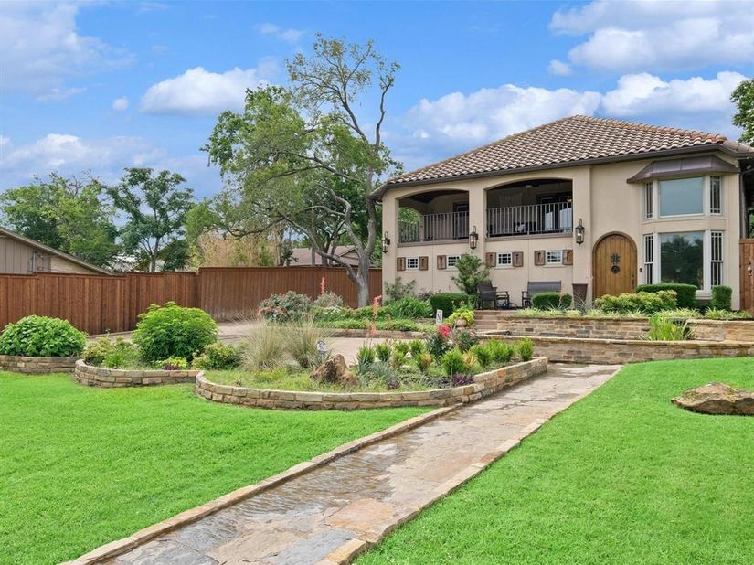 306 E Rochelle Boulevard , Irving Texas 75062