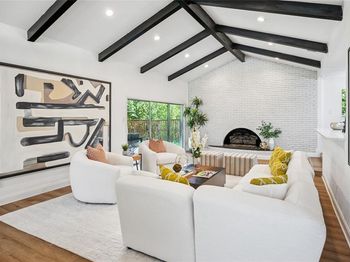 912  Glen Oaks Boulevard 