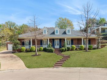 809  Lake Breeze Drive 
