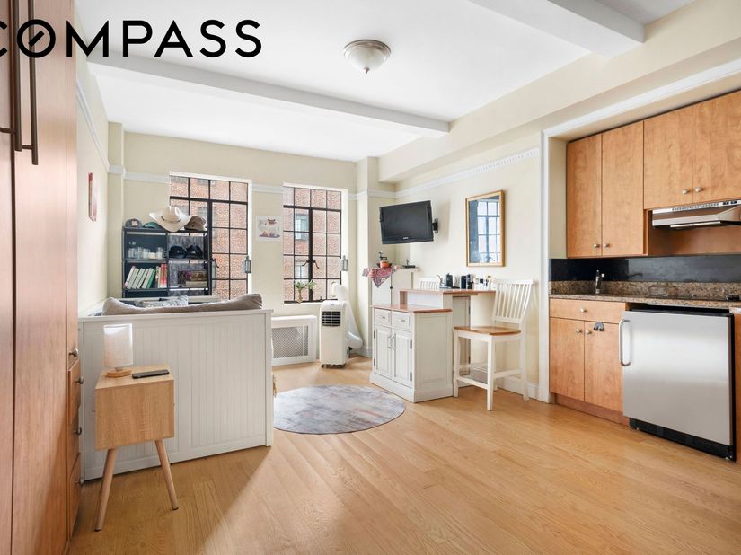 25 Tudor City Place 922, New York NY 10017