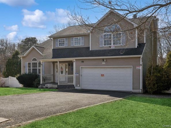 6 1st Avenue, Holtsville NY 11742