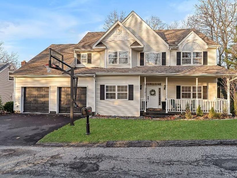 33 E Potter Lane NE, Halesite NY 11743