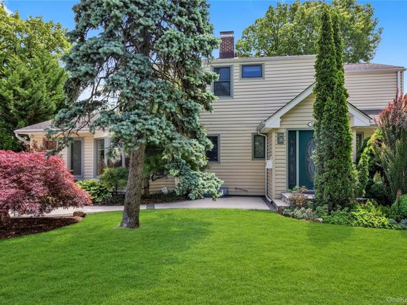 16 Deepdale Parkway, Roslyn Heights NY 11577