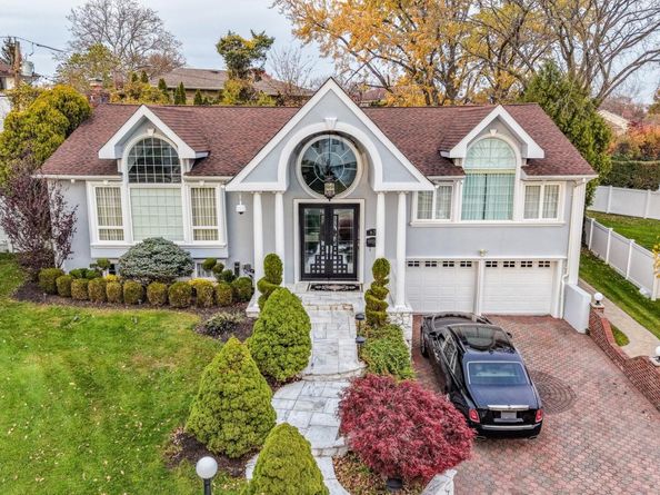 67 Royal Way, New Hyde Park NY 11040