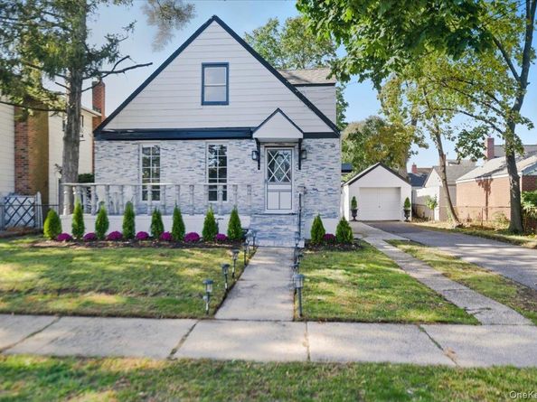 233 Roxbury Road S, Garden City South NY 11530