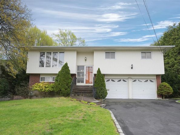 96 Cedar Drive W, Plainview NY 11803