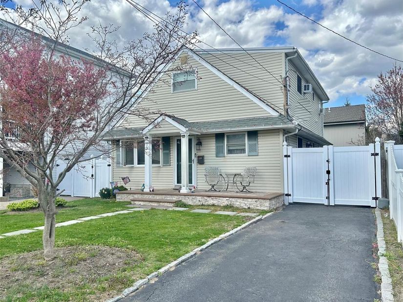 19 Tameling Avenue, Babylon NY 11702