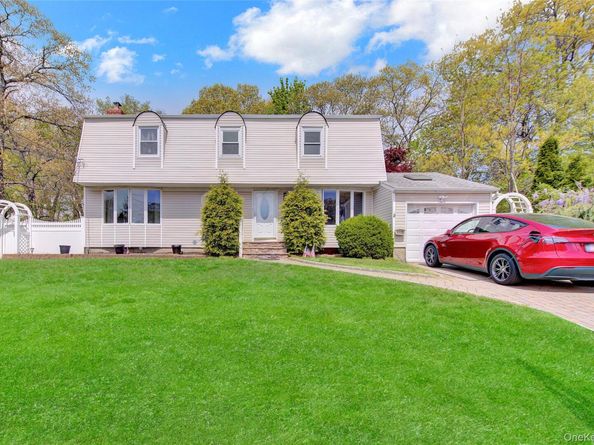 11 Hollo Drive, Holbrook NY 11741