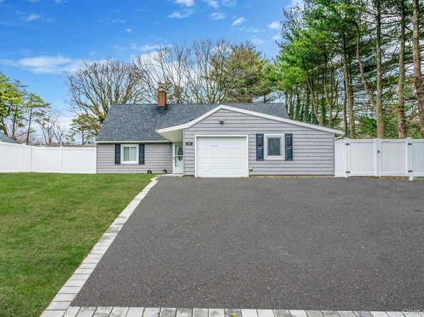157 Serpentine Lane, Islandia NY 11749