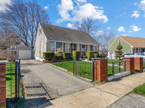5 S Ronald Drive S, Amityville NY 11701