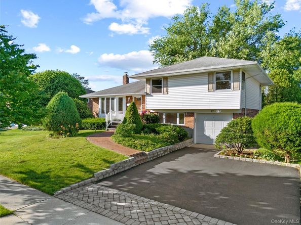 17 Wren Drive, Woodbury NY 11797
