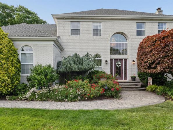 15 Barnaby Court E, Hauppauge NY 11788