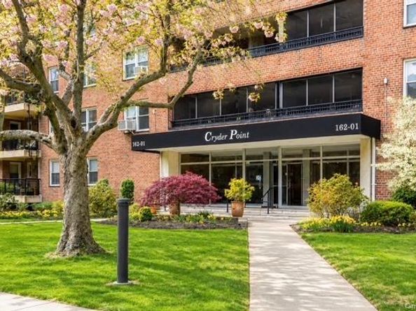 162-01 Powells Cove Boulevard 2G, Beechhurst NY 11357