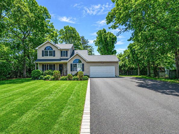 20 Essex Circle, Shirley NY 11967