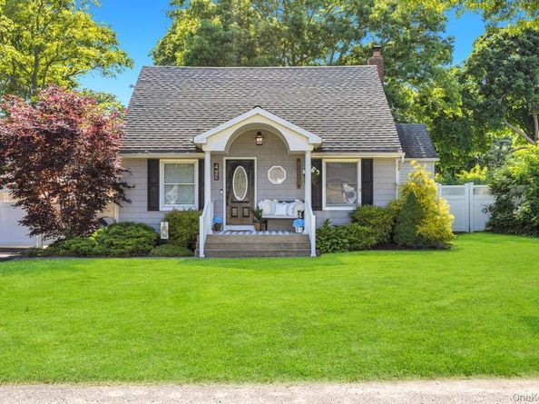 4 Pine Street, Holtsville NY 11742