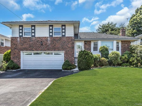 1812 Collins Street, Seaford NY 11783