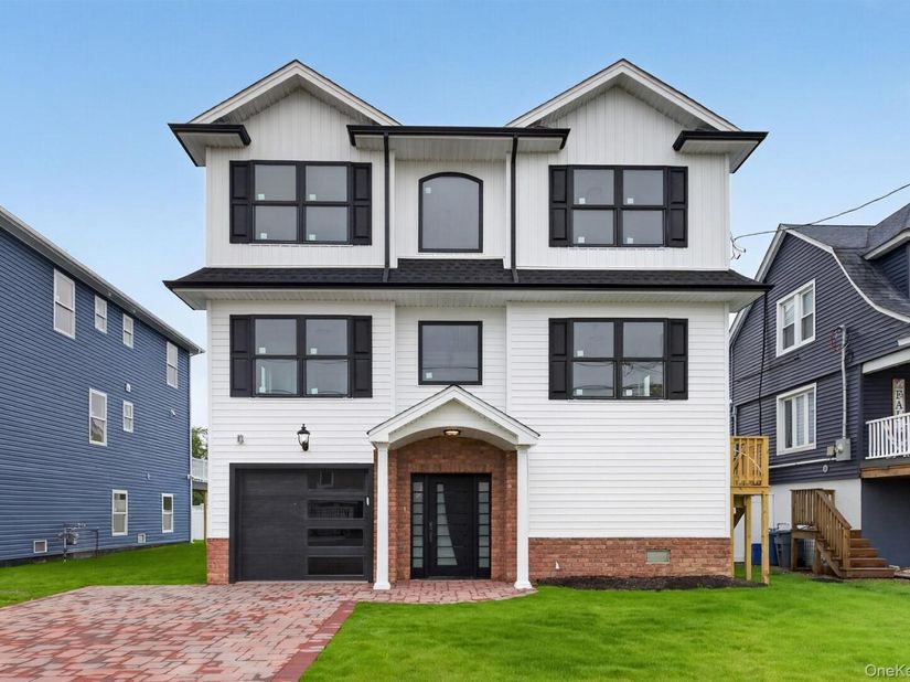 267 Roosevelt Avenue, Freeport NY 11520