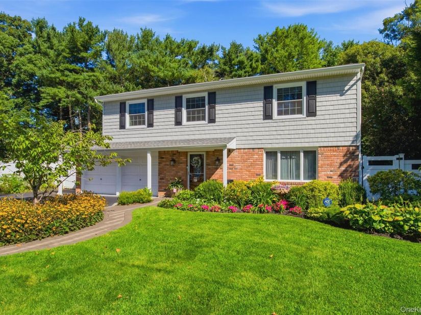 17 White Cliff Lane, Nesconset NY 11767