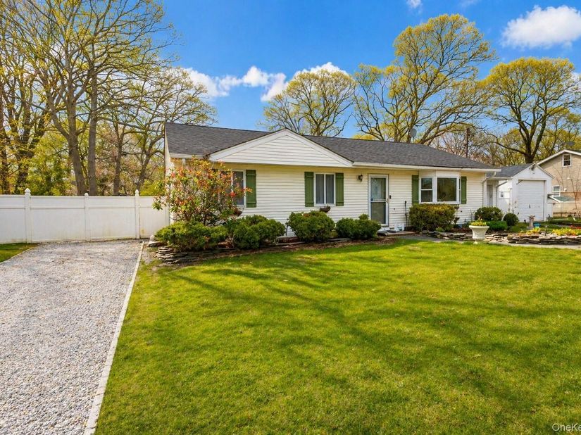 11 Seaford Road, Mastic Beach NY 11951