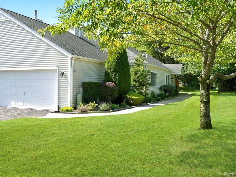 156 Farm House Court, Manorville NY 11949