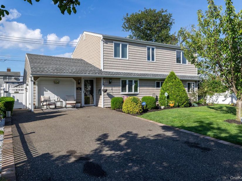 35 Magpie Lane, Levittown NY 11756