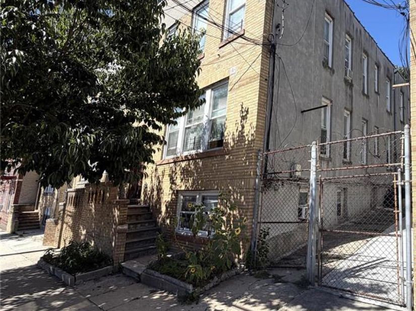 719 E 242nd Street, Bronx NY 10470