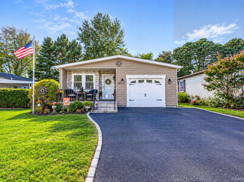 33 Dogwood Lane, Manorville NY 11949