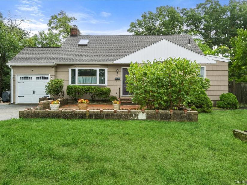 31 Eastwood Drive, North Babylon NY 11703