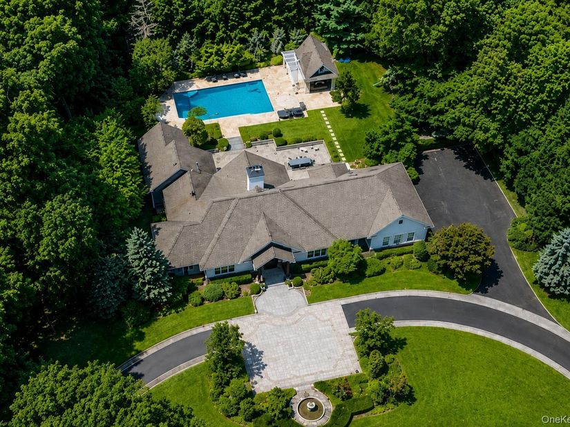 537 Split Rock Road, Syosset NY 11791
