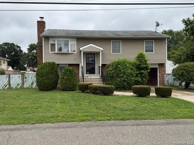 89 Lincoln Avenue, Deer Park NY 11729