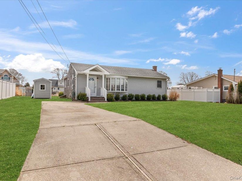 7 Whiting Road, East Quogue NY 11942