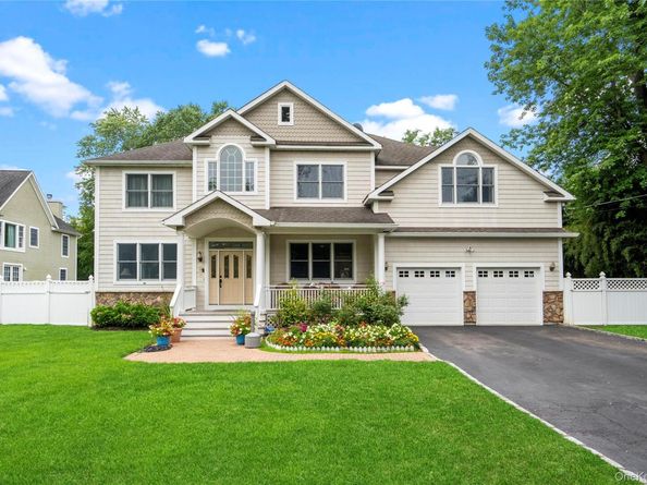 90 Meadow Glen Road, Northport NY 11768